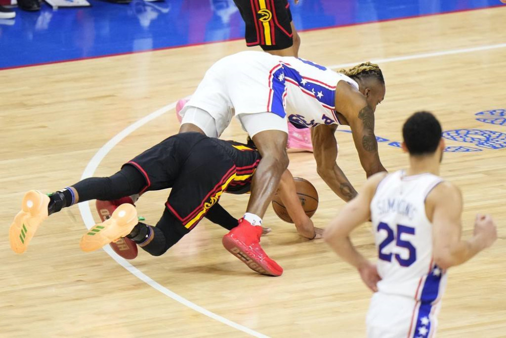  恩比德内线称霸，76人主场轻取尼克斯队