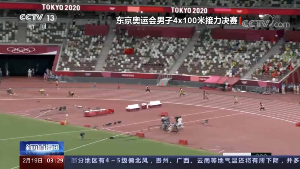  夜间灯光球场投入使用，上班族下班后挥拍健身