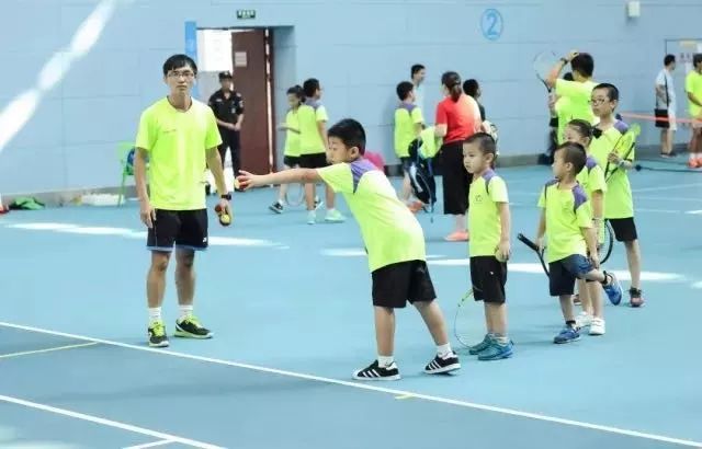  网球进校园活动启动，专业教练指导少年基础训练  