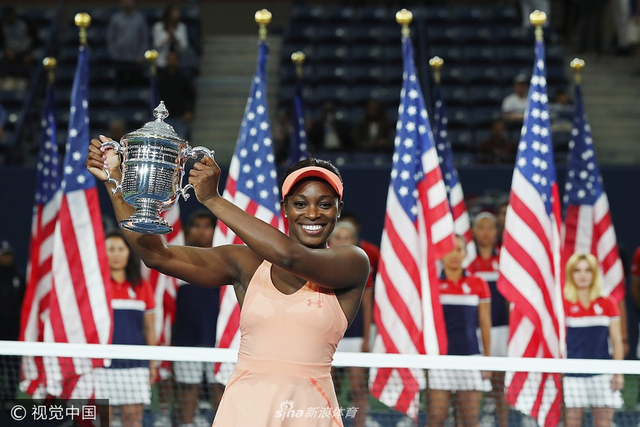  草根足球达人走红，平民英雄感动全网  