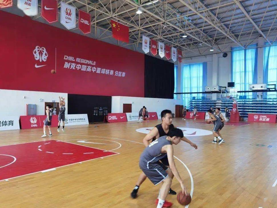  高中篮球联赛半决赛，北京四中险胜上海中学