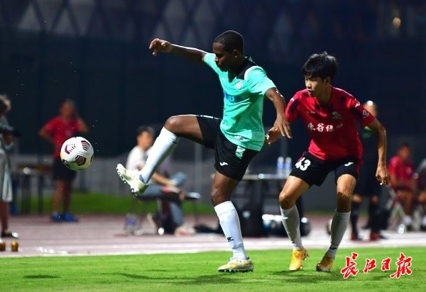  门将神勇发挥，力保球门不失夺胜