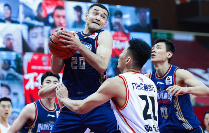  老将复出首秀砍下两双引喝彩