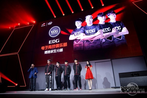  电竞明星选手超神发挥引爆全场欢呼  