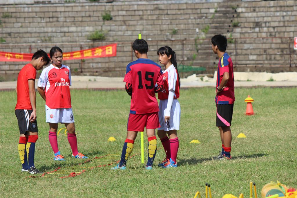 公益足球进校园,明星球员亲自授课