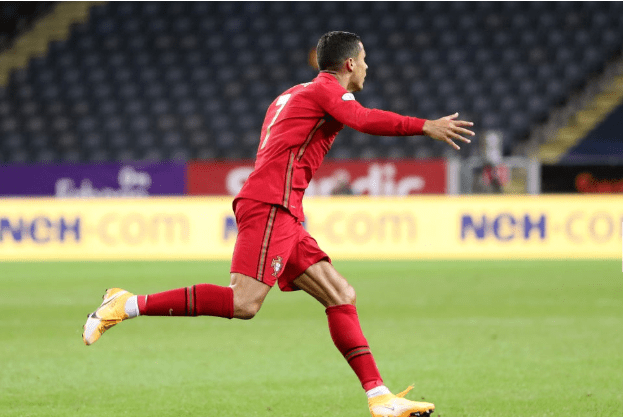  葡萄牙巨星C罗达成生涯千球里程碑